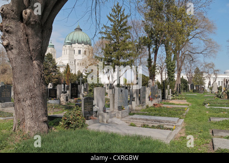 Gesamtansicht der Gräber & der Dr. Karl Lueger-Gedächtniskirche auf dem Zentralfriedhof Friedhof Simmering, Wien, Österreich. Stockfoto