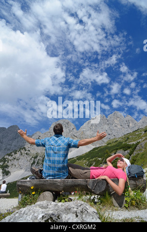 Wanderer eine Pause auf der Gruttenhuette Hütte, Mt Ellmauer Halt, Wilder Kaiser Massivs, Tirol, Austria, Europe Stockfoto