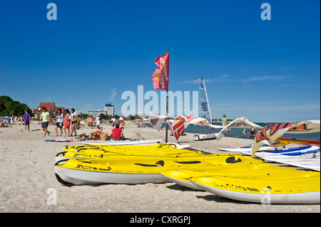 Kajaks am Strand, Ostseeheilbad, Ostsee, Schleswig-Holstein, Deutschland, Europa Stockfoto