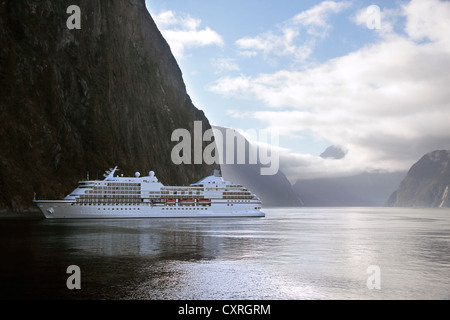 Kreuzfahrtschiff in der Milford Sound, Southland, Südinsel, Neuseeland Stockfoto