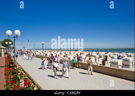 Uferpromenade, überdachte Wicker Strand Stühle, Goemitz, Ostsee, Schleswig-Holstein, Deutschland, Europa Stockfoto