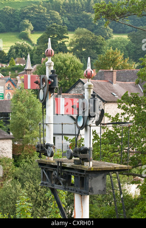 Railway Signal der Gantry. North Yorkshire, England, Großbritannien Stockfoto