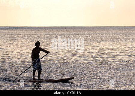 Stand up Paddler, Papeete, Tahiti, Gesellschaft, Inseln, Französisch-Polynesien, Pazifik Stockfoto