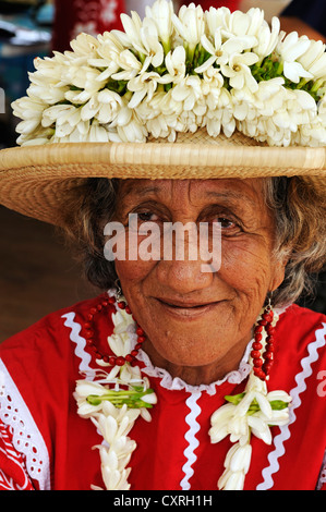 Tahitianische Frau bei einem Lei, Blumengirlande verbindlich Wettbewerb, Papeete, Tahiti, Gesellschaftsinseln, Französisch-Polynesien, Pazifik Stockfoto