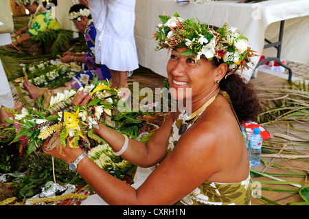 Tahitianische Frau bei einem Lei, Blumengirlande verbindlich Wettbewerb, Papeete, Tahiti, Gesellschaftsinseln, Französisch-Polynesien, Pazifik Stockfoto