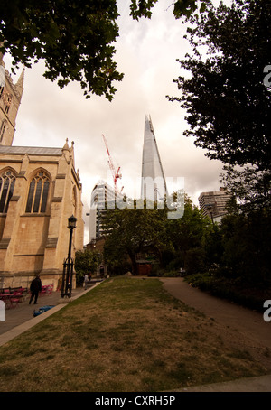 ein Blick auf die Scherbe ist ein Wolkenkratzer aus der Begründung der Southwark Cathedral London Bridge. Stockfoto