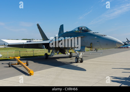 Amerikanische trägergestützte Jagdbomber und Angriff Flugzeuge McDonnell Douglas F/A-18 Hornet Stockfoto