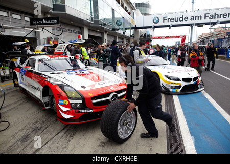 24-Stunden-Rennen auf dem Nürburgring Rennstrecke 2012, Top40-Qualifying, vorne Mercedes SLS AMG GT3 von Team Black Falcon mit Sean Stockfoto