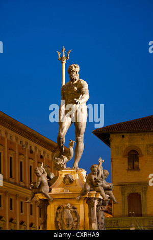 Statue von Neptun am Abend Piazza Nettuno Bologna Emilia Romagna Italien Stockfoto