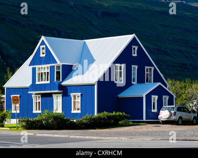 Blaues Haus in Seydisfjordur, Osten, Island Stockfoto