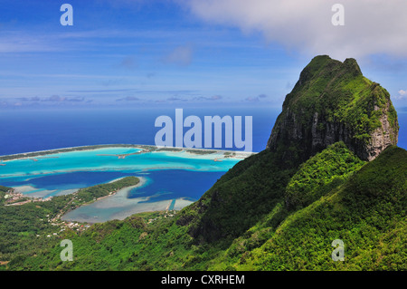 Blick auf das Riff, Atoll, Motu und Mount Otemanu vom Mount Pahia, Bora Bora, Leeward-Inseln, Gesellschaftsinseln, Französisch-Polynesien Stockfoto