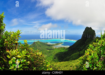 Blick auf das Riff, Atoll, Motu und Mount Otemanu vom Mount Pahia, Bora Bora, Leeward-Inseln, Gesellschaftsinseln, Französisch-Polynesien Stockfoto