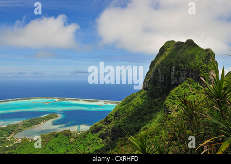 Blick auf das Riff, Atoll, Motu und Mount Otemanu vom Mount Pahia, Bora Bora, Leeward-Inseln, Gesellschaftsinseln, Französisch-Polynesien Stockfoto