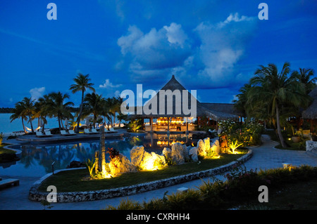 St. Regis Bora Bora Resort in der Abenddämmerung, Bora Bora, Leeward-Inseln, Gesellschaftsinseln, Französisch-Polynesien, Pazifik Stockfoto