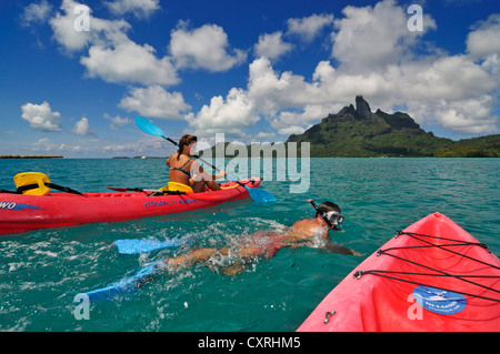 Touristen in einem Kajak, St. Regis Bora Bora Resort, Bora Bora, Leeward-Inseln, Gesellschaft-Inseln, Französisch-Polynesien, Pazifik Stockfoto