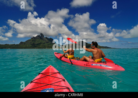 Touristen in einem Kajak, St. Regis Bora Bora Resort, Bora Bora, Leeward-Inseln, Gesellschaft-Inseln, Französisch-Polynesien, Pazifik Stockfoto