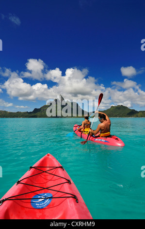 Touristen in einem Kajak, St. Regis Bora Bora Resort, Bora Bora, Leeward-Inseln, Gesellschaft-Inseln, Französisch-Polynesien, Pazifik Stockfoto