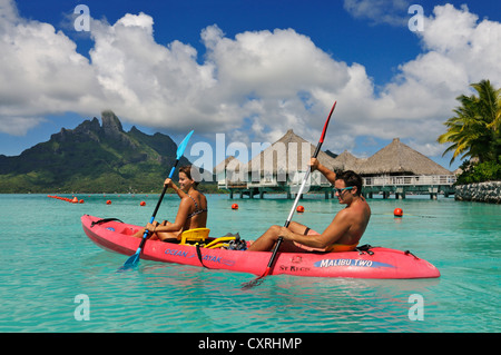 Touristen in einem Kajak, St. Regis Bora Bora Resort, Bora Bora, Leeward-Inseln, Gesellschaft-Inseln, Französisch-Polynesien, Pazifik Stockfoto