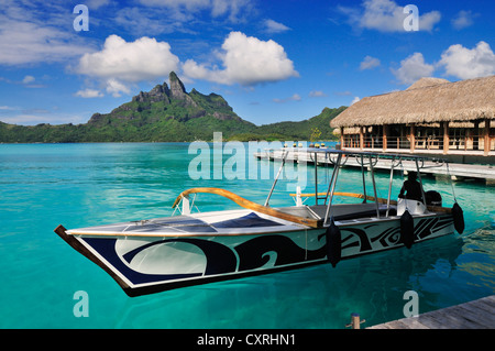 Blick auf Mount Otemanu aus St. Regis Bora Bora Resort, Bora Bora, Leeward-Inseln, Gesellschaftsinseln, Französisch-Polynesien Stockfoto