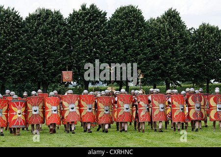 Römische Legionäre stehen in einer Reihe, angreifen, Bildung, Roman Festival, archäologischer Park Xanten, niedriger Rheinregion Stockfoto