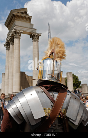 Römische Legionäre mit Helm vor dem Hafen Tempel, Roman Festival, archäologischer Park Xanten, Niederrhein Stockfoto