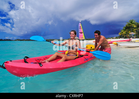 Touristen in einem Kajak, St. Regis Bora Bora Resort, Bora Bora, Leeward-Inseln, Gesellschaft-Inseln, Französisch-Polynesien, Pazifik Stockfoto