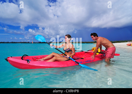 Touristen in einem Kajak, St. Regis Bora Bora Resort, Bora Bora, Leeward-Inseln, Gesellschaft-Inseln, Französisch-Polynesien, Pazifik Stockfoto