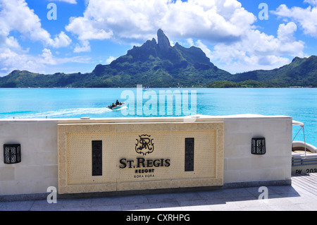 Blick vom Mount Otemanu aus St. Regis Bora Bora Resort, Bora Bora, Leeward-Inseln, Gesellschaftsinseln, Französisch-Polynesien Stockfoto