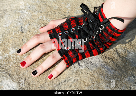 Hand eines Teenagers tragen korsettierten fingerlose Handschuhe mit lackierten Fingernägeln, Cosplayer, Japan-Tag Düsseldorf Stockfoto