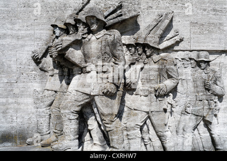 Shell-marschierende Soldaten, Relief aus Muschelkalk, Kalkstein, 39er Denkmal, Mahnmal, Krieg im Nazi-Stil Stockfoto