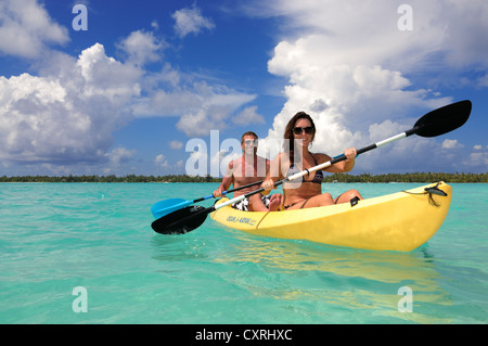 Touristen-paar in einem Kajak, St. Regis Bora Bora Resort, Bora Bora, Leeward-Inseln, Gesellschaftsinseln, Französisch-Polynesien Stockfoto