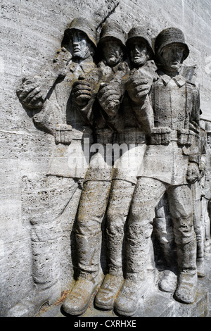 Shell-marschierende Soldaten, Relief aus Muschelkalk, Kalkstein, 39er Denkmal, Mahnmal, Krieg im Nazi-Stil Stockfoto