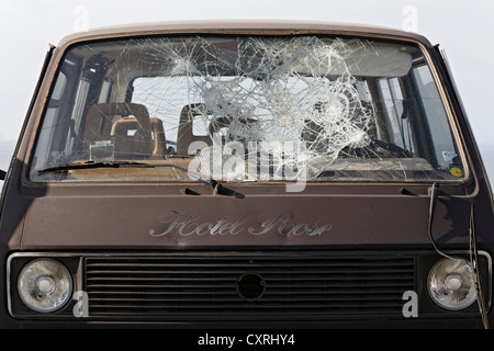 Alten Minibus mit zertrümmert in Windschutzscheibe aus Sicherheitsglas Stockfoto