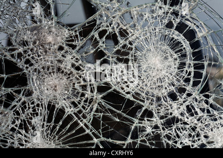 Frontscheibe eines Autos, Sicherheitsglas zertrümmert Stockfoto