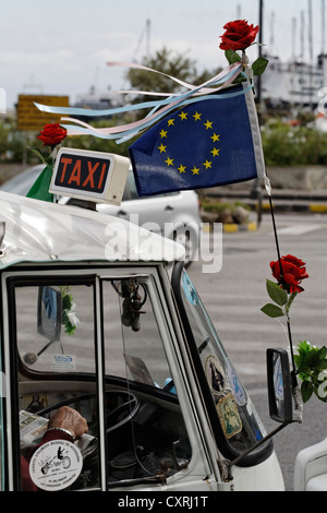 Europäische Flagge, die auf einer Micro-Taxi mit drei Rädern, auf der Insel Ischia, Golf von Neapel, Kampanien, Süditalien, Italien, Europa Stockfoto