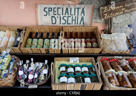 Spezialitäten aus Ischia zum Verkauf an den Serpcio Shop, Altstadt auf der Insel Ischia, Forio, Golf von Neapel, Kampanien, Süditalien Stockfoto