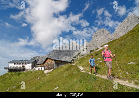 Wanderer erklimmen eines Berges absteigend vorbei Klamml zur Gruttenhuette Hütte, Ellmauer Halt, Wilder Kaiser Gebirge Stockfoto