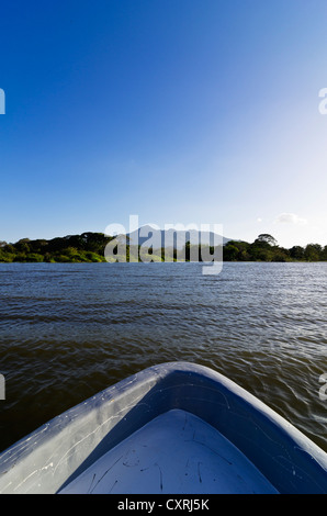 Reisen mit dem Boot auf See Nicaragua Mombacho Vulkan hinten Isletas, Lago de Nicaragua, Nicaragua, Mittelamerika Stockfoto