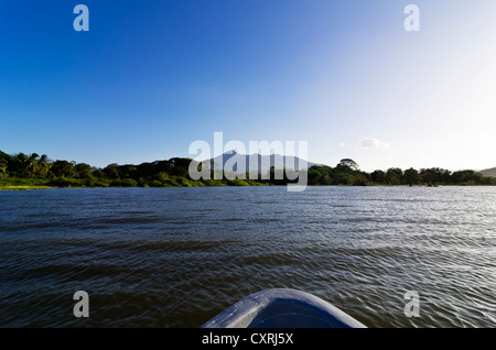 Reisen mit dem Boot auf See Nicaragua Mombacho Vulkan hinten Isletas, Lago de Nicaragua, Nicaragua, Mittelamerika Stockfoto