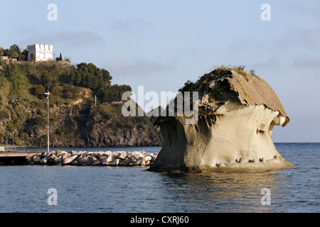 Il Fungo, pilzförmige Tuffstein, Wahrzeichen von Lacco Ameno, auf der Insel Ischia, Golf von Neapel, Kampanien, Süditalien, Italien Stockfoto