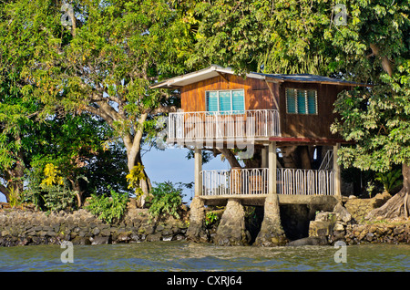 Holzhaus auf einer kleinen Insel mit tropischer Vegetation im Nicaragua-See, Isletas, Lago de Nicaragua, Nicaragua Stockfoto