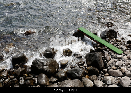 Grünes Brett führt über die Felsen ins Meer, Bucht von Sorgeto, in der Nähe von Golf von Neapel, Kampanien, auf der Insel Ischia, Forio, Panza Stockfoto