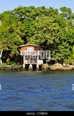 Holzhaus auf einer kleinen Insel mit tropischer Vegetation im Nicaragua-See, Isletas, Lago de Nicaragua, Nicaragua Stockfoto