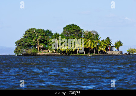 Kleine Insel mit tropischer Vegetation in Isletas, Lago de Nicaragua, Nicaragua, Nicaragua-See, Mittelamerika Stockfoto