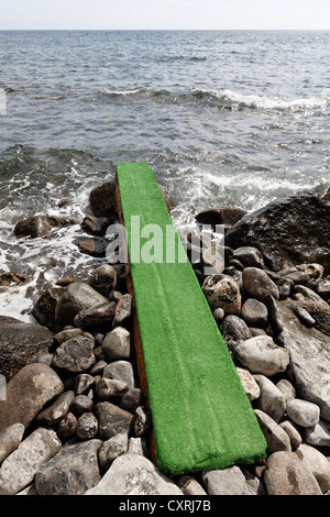 Grünes Brett führt über die Felsen ins Meer, Bucht von Sorgeto, in der Nähe von Golf von Neapel, Kampanien, auf der Insel Ischia, Forio, Panza Stockfoto