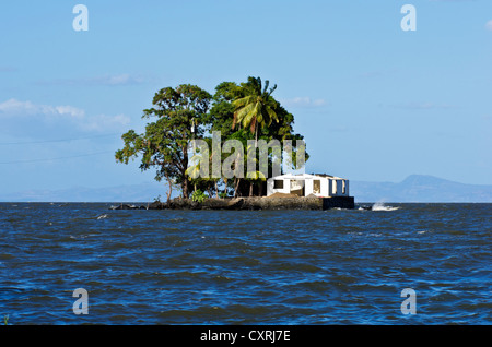 Kleine Insel mit einem Haus und tropischer Vegetation in Isletas, Lago de Nicaragua, Nicaragua, Nicaragua-See, Mittelamerika Stockfoto