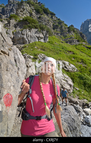 Weibliche Wanderer erklimmen eines Berges absteigend vorbei Klamml zur Gruttenhuette Hütte, Ellmauer Halt Stockfoto