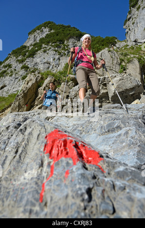 Wanderer erklimmen eines Berges absteigend vorbei Klamml zur Gruttenhuette Hütte, Ellmauer Halt, Wilder Kaiser Gebirge Stockfoto