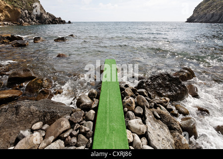 Grünes Brett führt über die Felsen ins Meer, Bucht von Sorgeto, in der Nähe von Golf von Neapel, Kampanien, auf der Insel Ischia, Forio, Panza Stockfoto