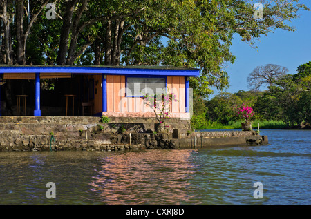 Haus auf einer Insel mit tropischer Vegetation im Nicaragua-See, Isletas, Lago de Nicaragua, Nicaragua, Mittelamerika Stockfoto